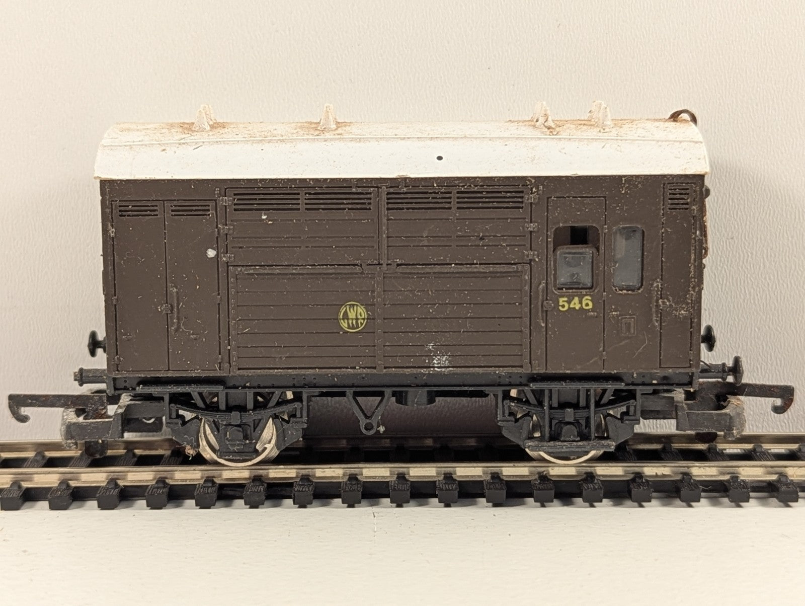 Lima 305625 OO Gauge GWR Horse Box No. 546 – GW Brown