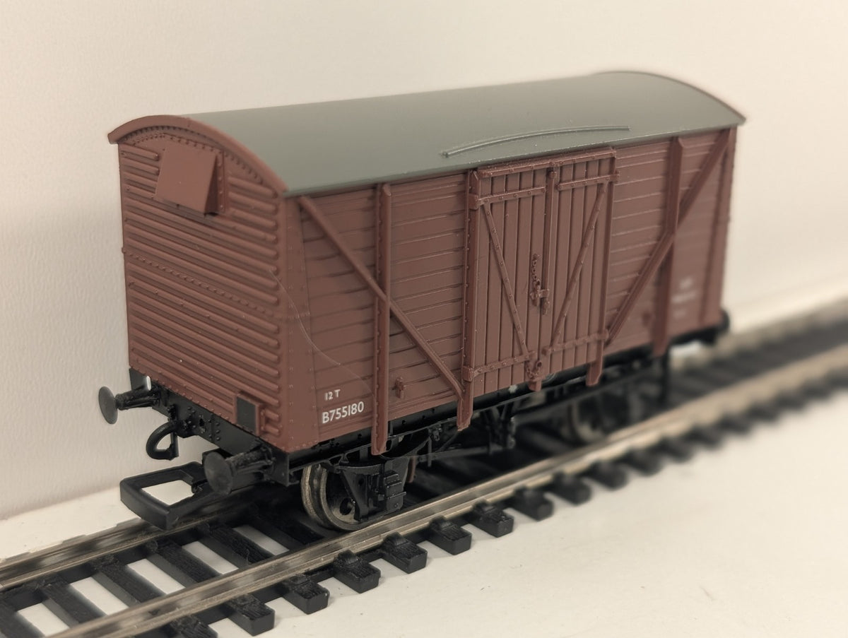 Bachmann 38-161 OO Gauge 12-Ton Planked Vent Van B755180 – BR Bauxite (Late)