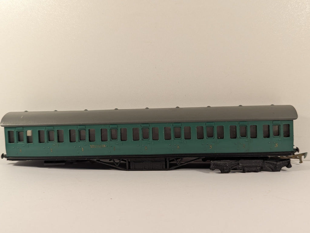Graham Farish OO Gauge Southern Railway Green Third Class Coach - Boxed