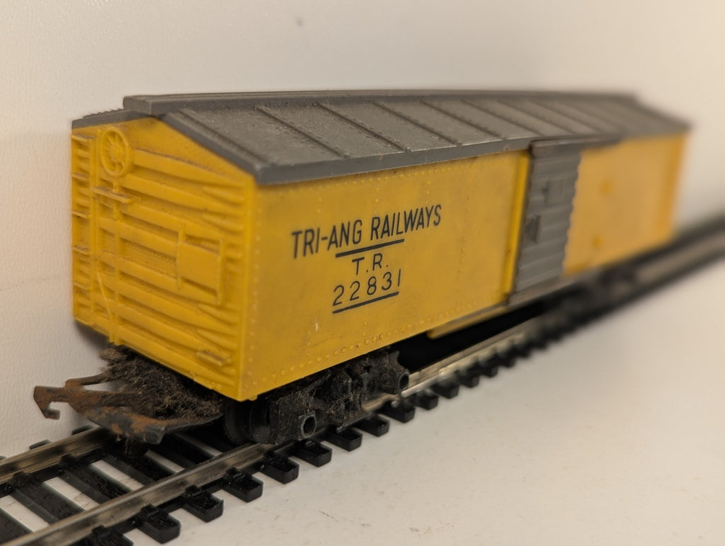 Tri-ang R114 Box Car TR22831 OO Gauge