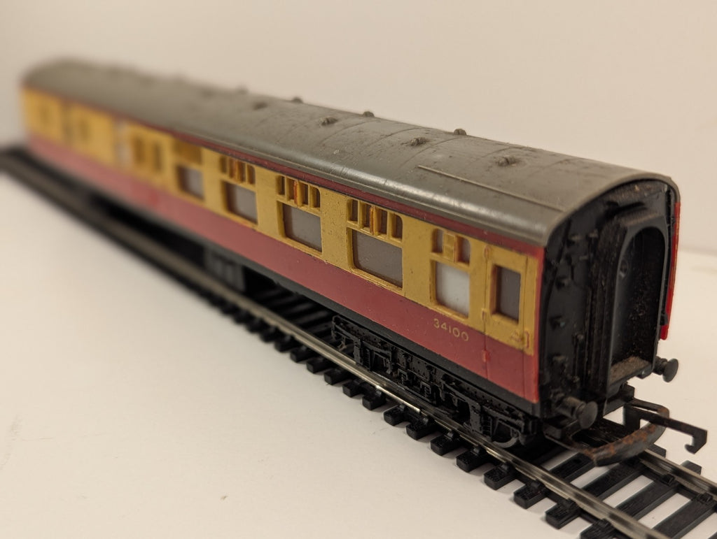 Hornby R928 BR Mk1 Composite Corridor Coach – Blood & Custard
