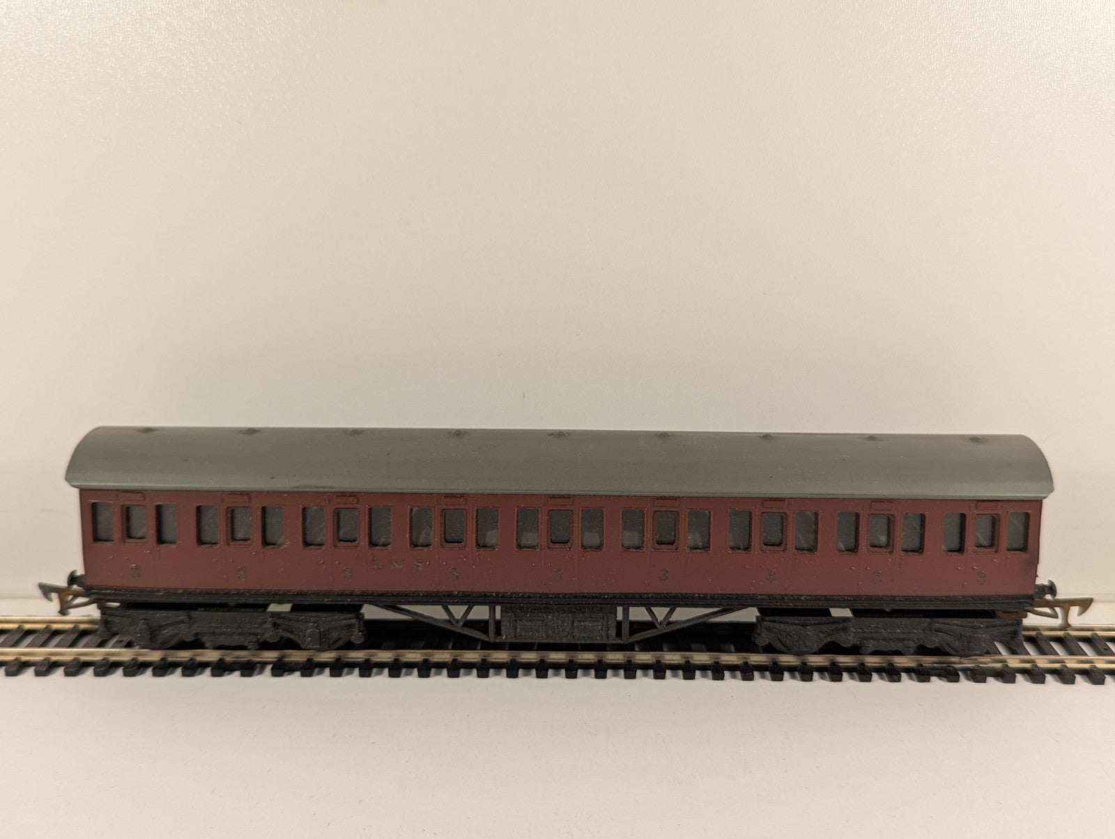 Graham Farish OO Gauge Maroon Third Class Suburban Coach Boxed