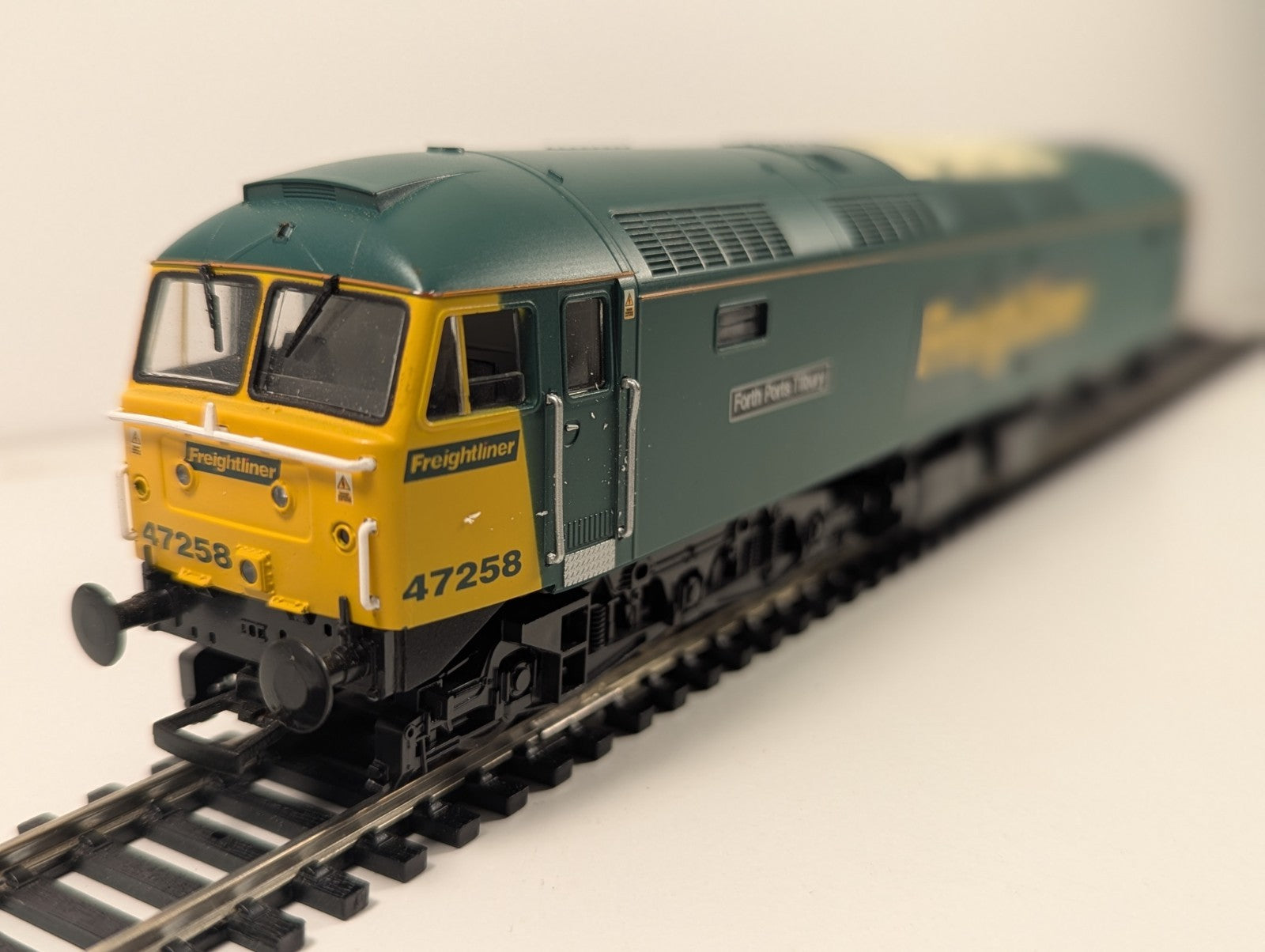Heljan Class 47 No. 47258 “Forth Ports Tilbury” Freightliner Green – Boxed