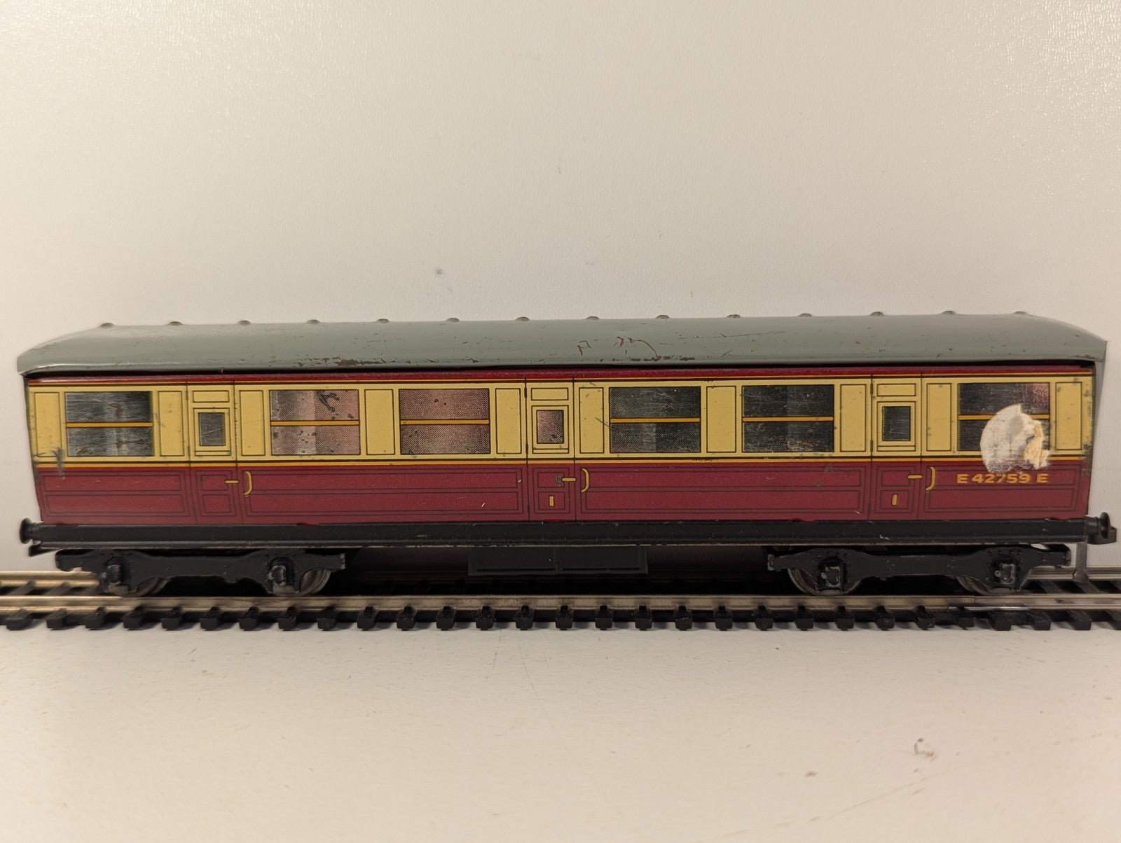 HornbyDublo BR Gresley Corridor Composite Coach Tinplate OOGauge - Damaged Decal