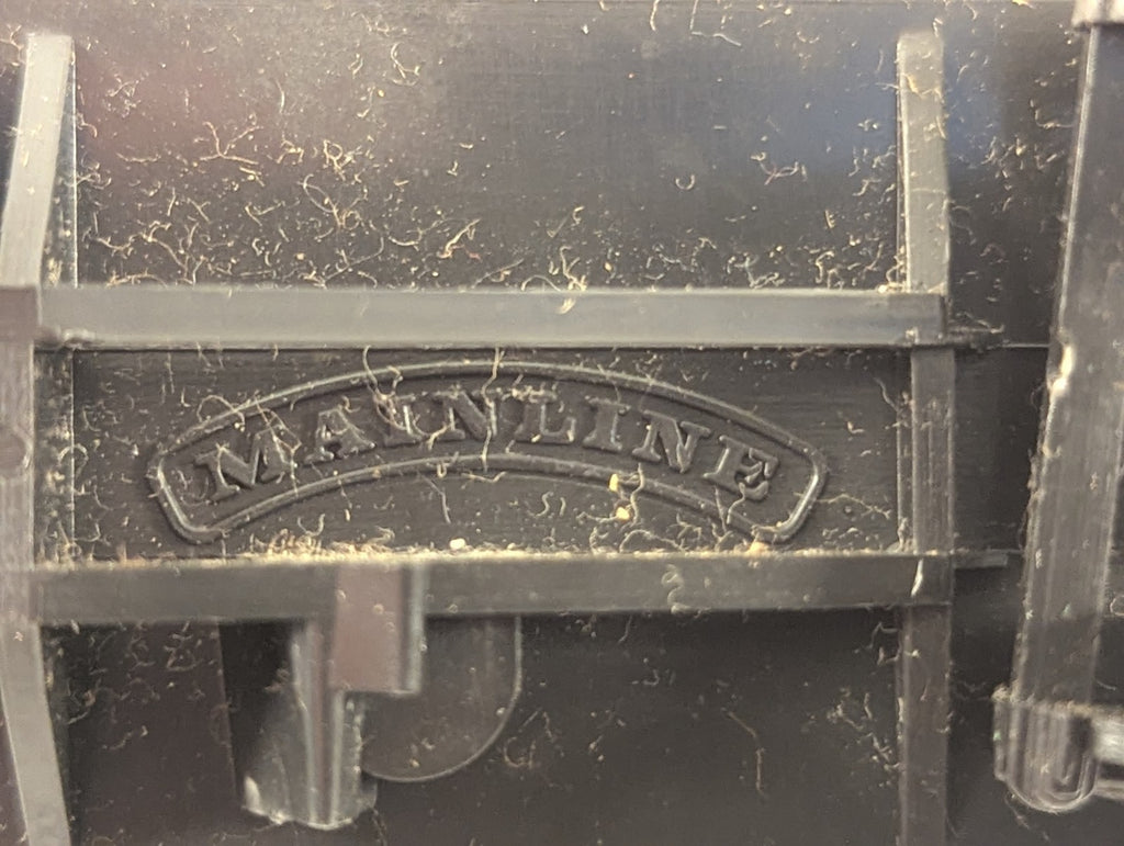 Mainline 37-105 BR Mk1 Second Corridor Coach Chocolate & Cream OO Gauge