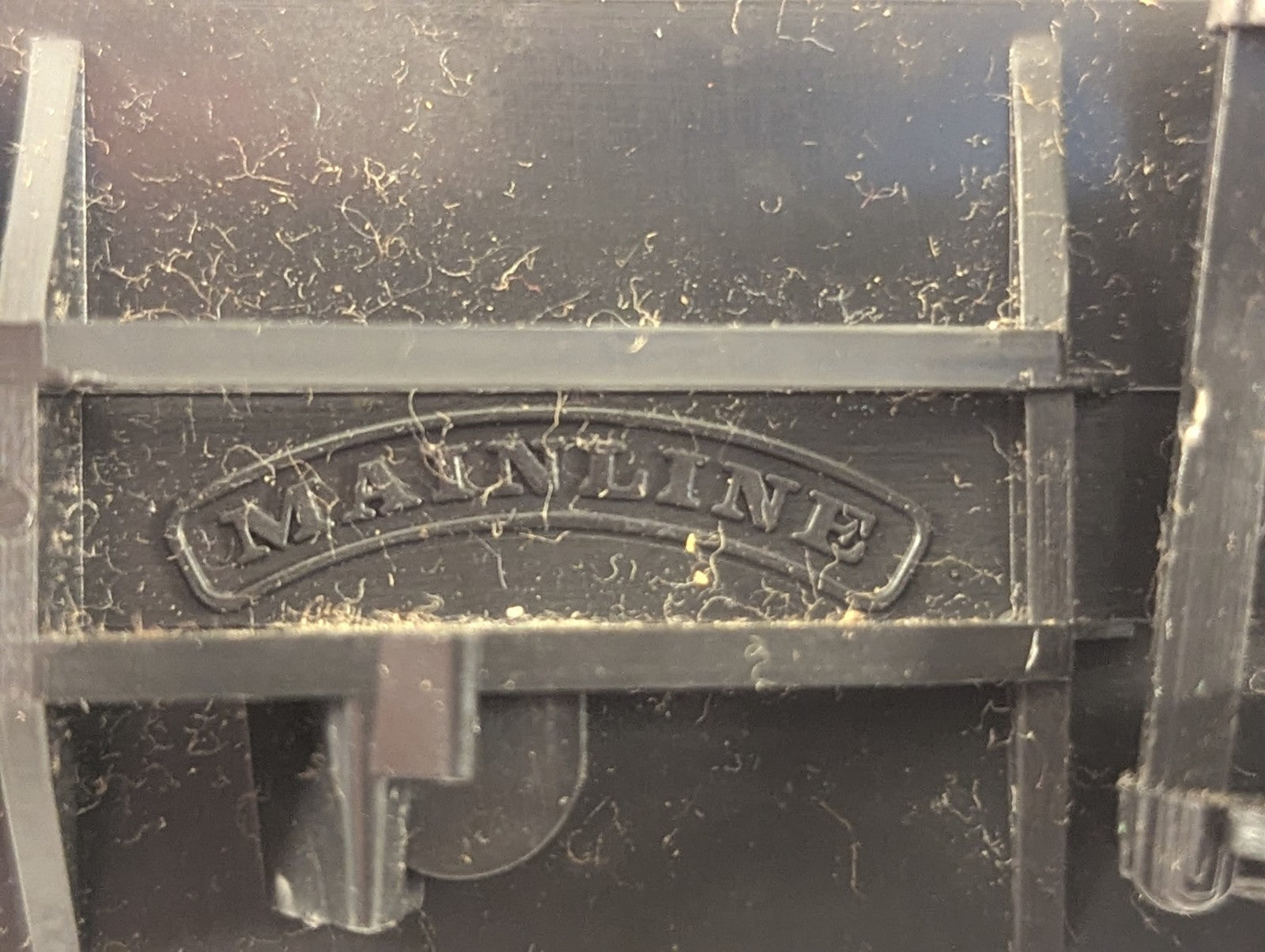 Mainline 37-105 BR Mk1 Second Corridor Coach Chocolate & Cream OO Gauge
