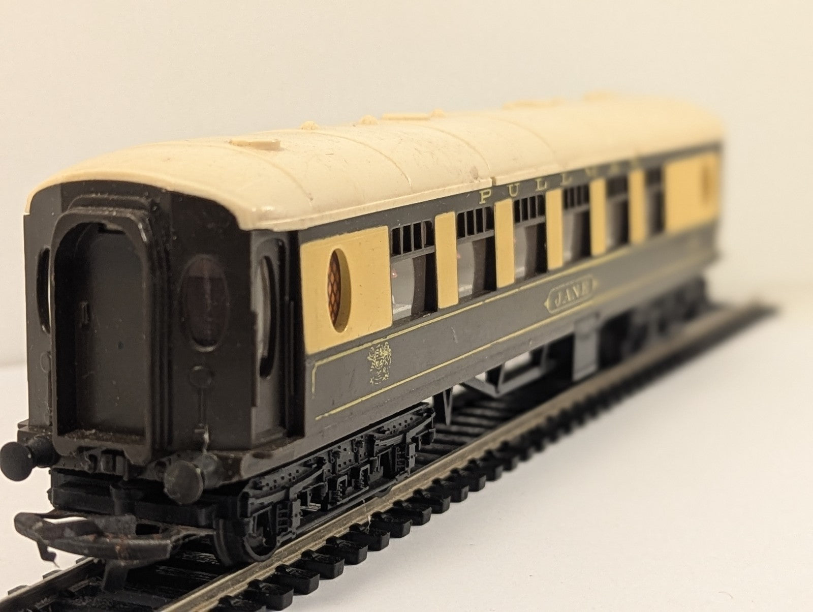 Hornby OO Gauge R223 Pullman Coach Jane