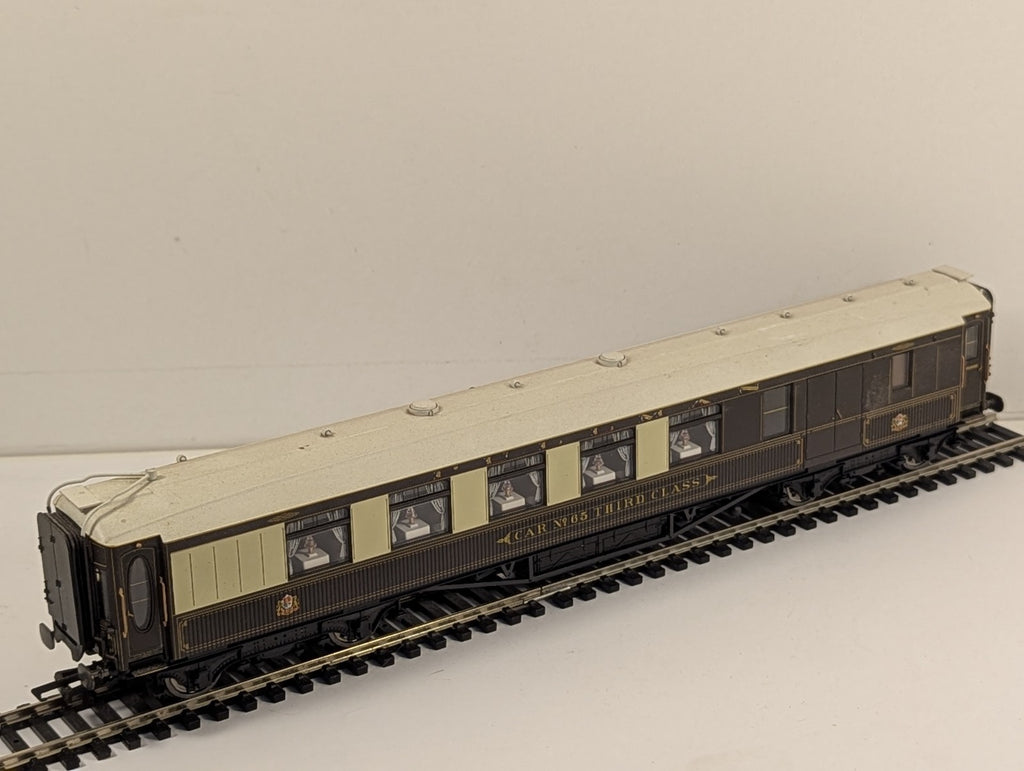 Hornby OO Gauge Pullman Third Class Brake Car No. 65 Passenger Coach - Lights Up