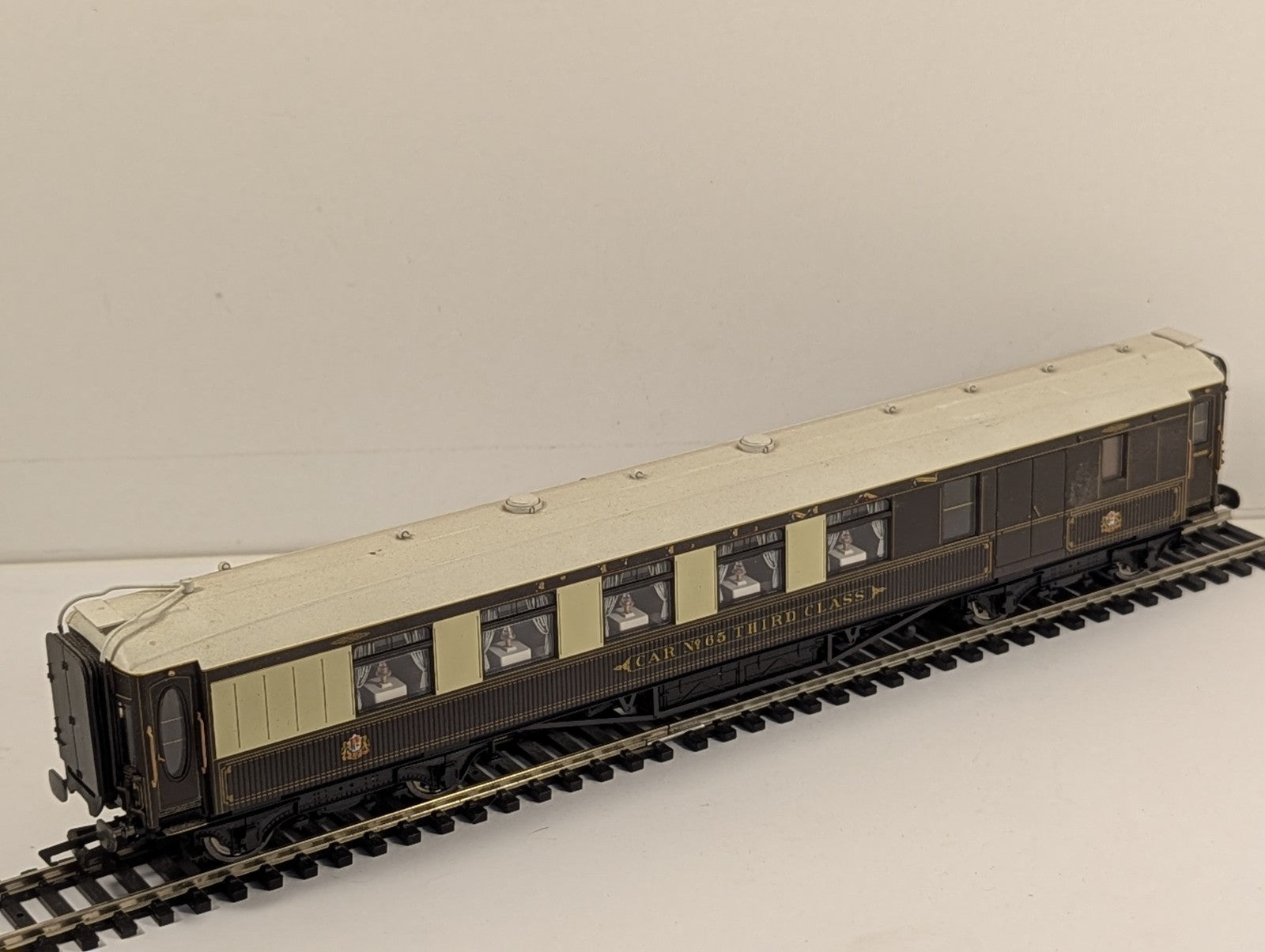 Hornby OO Gauge Pullman Third Class Brake Car No. 65 Passenger Coach - Lights Up
