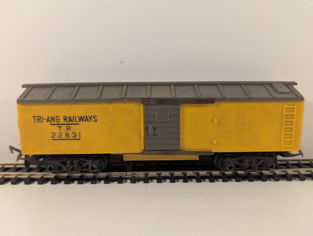 Tri-ang R114 Box Car TR22831 OO Gauge