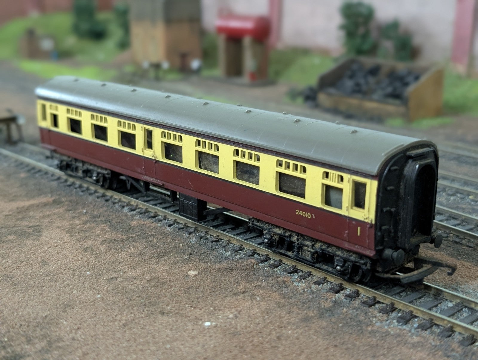 Triang OO R29/221 Maroon & Cream Coach  24010 1st Class