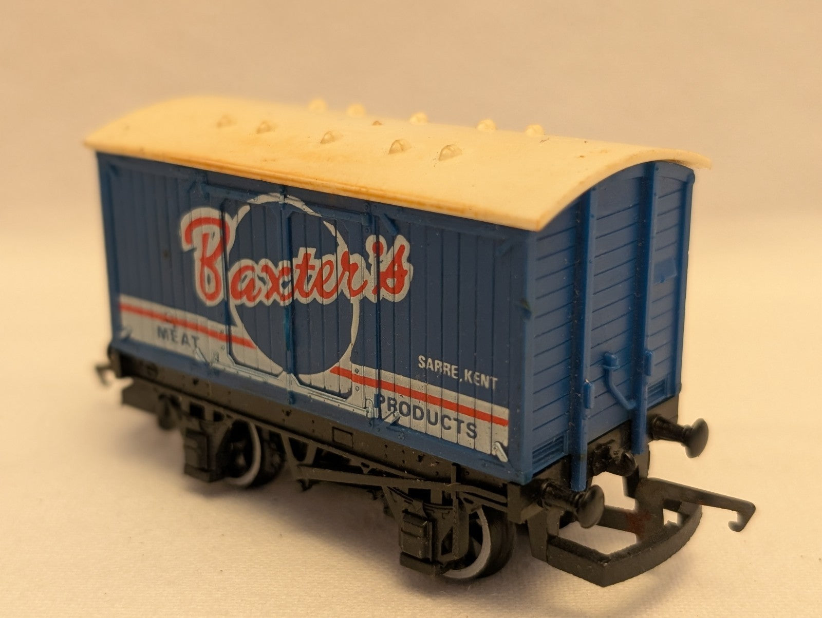 Hornby OO Gauge Baxter's Ventilated Van Goods Wagon Baxter's Meat Products
