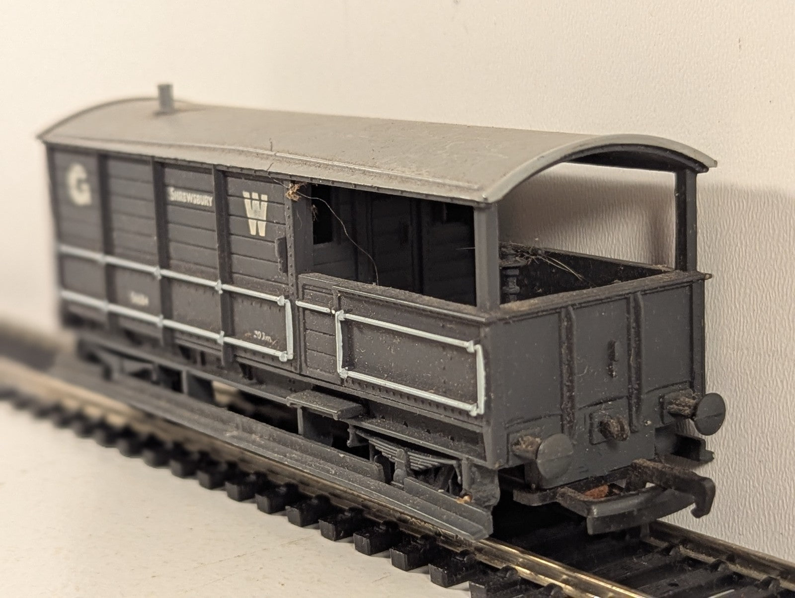 Mainline OO Gauge GWR 20 Ton Toad Brake Van 56684 GWR Grey 37-140
