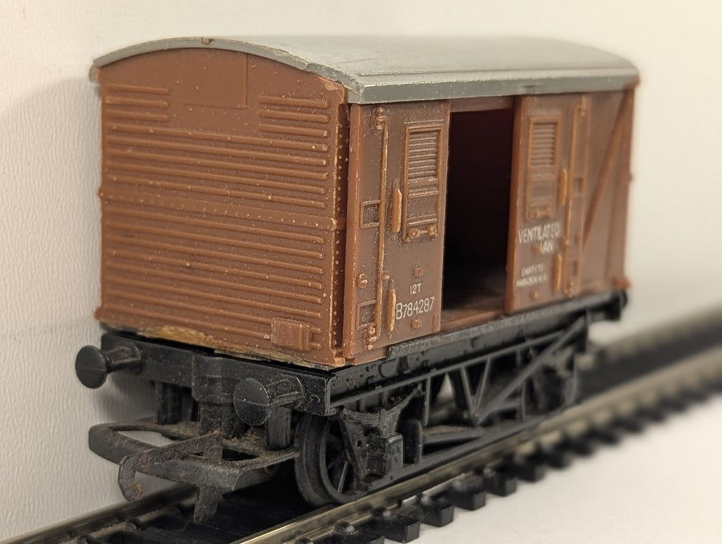 Hornby OO Gauge BR Standard Goods Van Ventilated Goods Wagon B784287 BR Bauxite