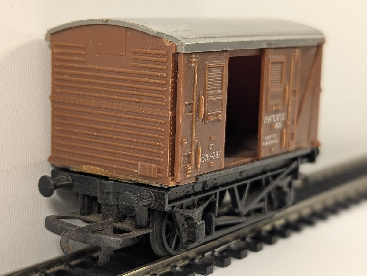 Hornby OO Gauge BR Standard Goods Van Ventilated Goods Wagon B784287 BR Bauxite