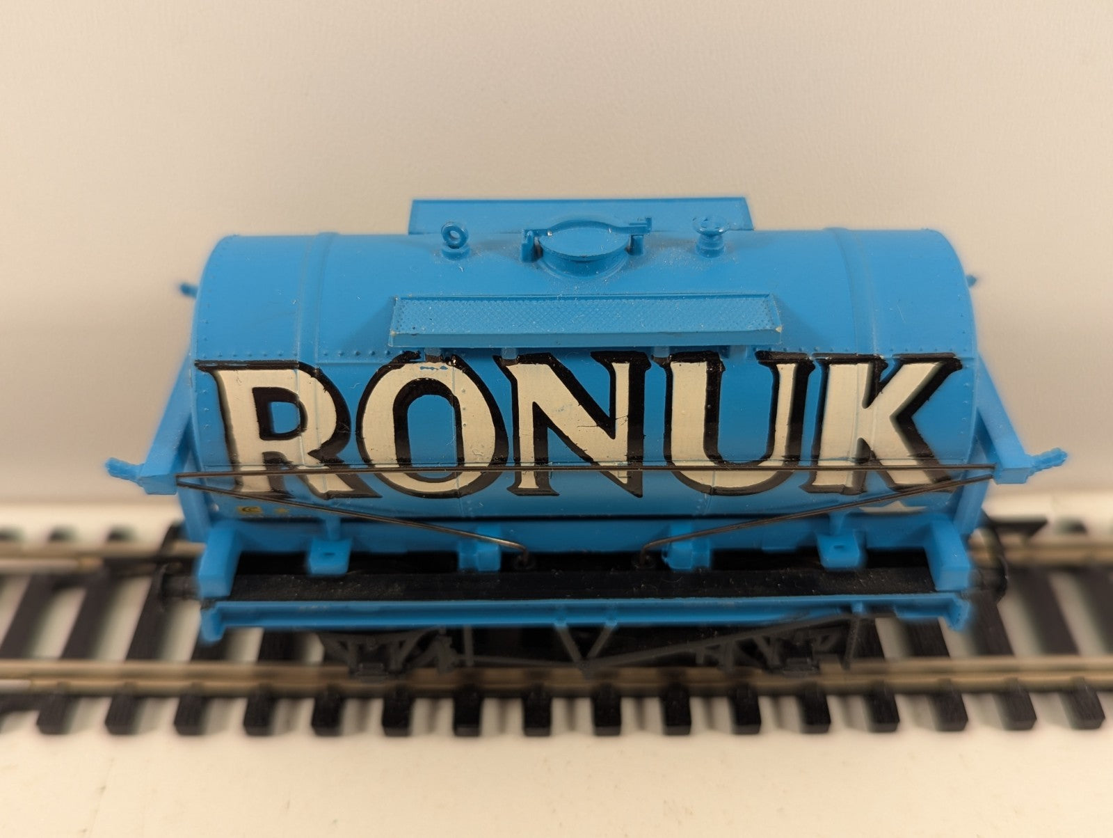 Mainline OO Gauge 37410 Tank Wagon Ronuk Livery
