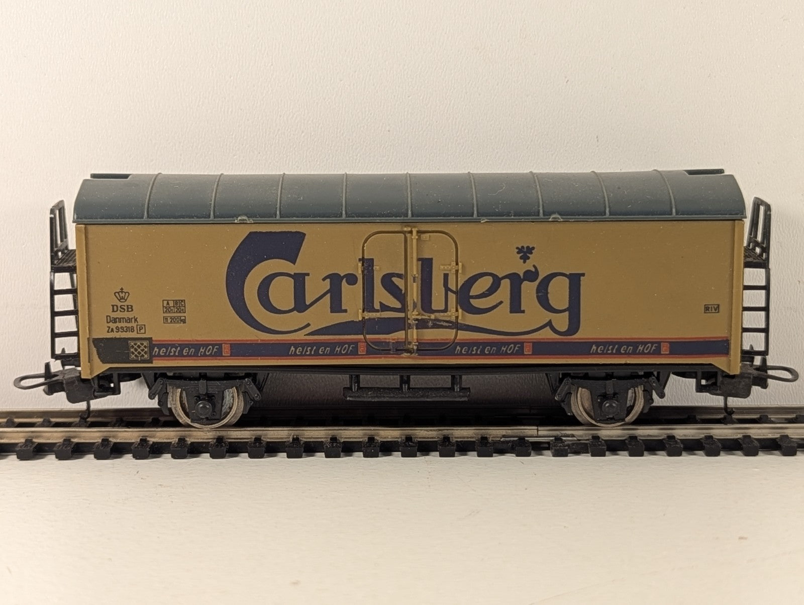 Lima 3109 HO Gauge Carlsberg Refrigerated Beer Wagon - Boxed