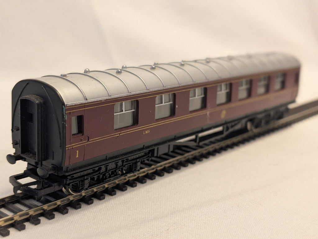 Hornby R433 OO Gauge LMS Stanier Composite Coach No.3934