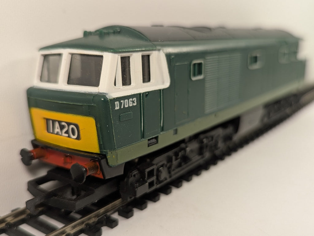 Hornby OO Gauge Class 35 Hymek Locomotive D7063 BR Green R.074