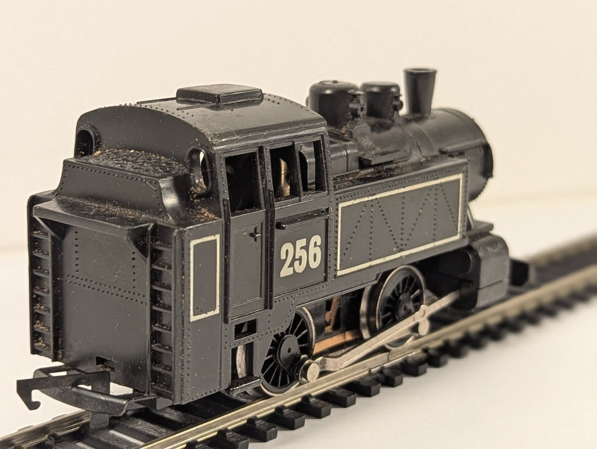 Hornby R256 OO Gauge “International” Industrial Tank Locomotive No.256