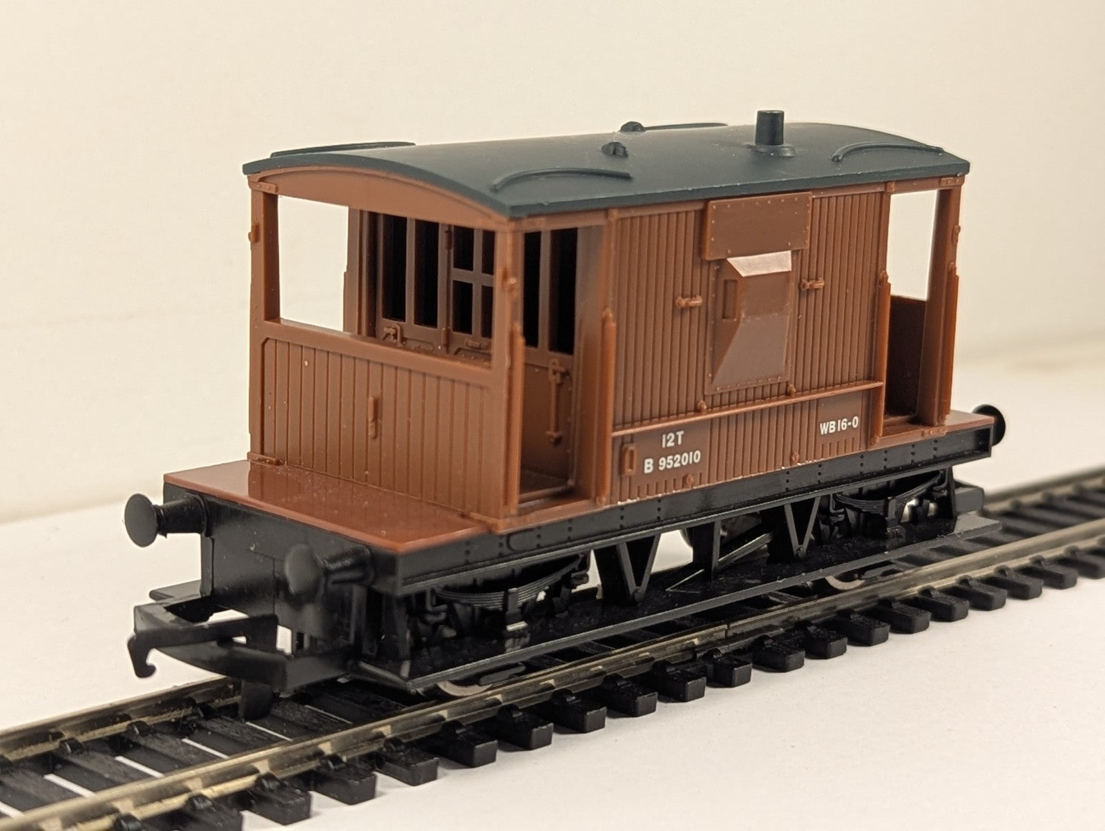 Hornby OO Gauge BR 20 Ton Brake Van Goods Wagon B952010 BR Bauxite
