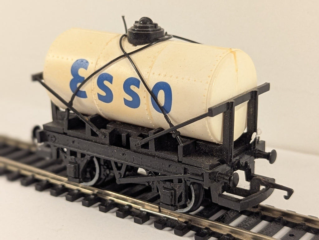 Hornby R713 Esso Tank Wagon OO Gauge - Damaged Plastic pipes