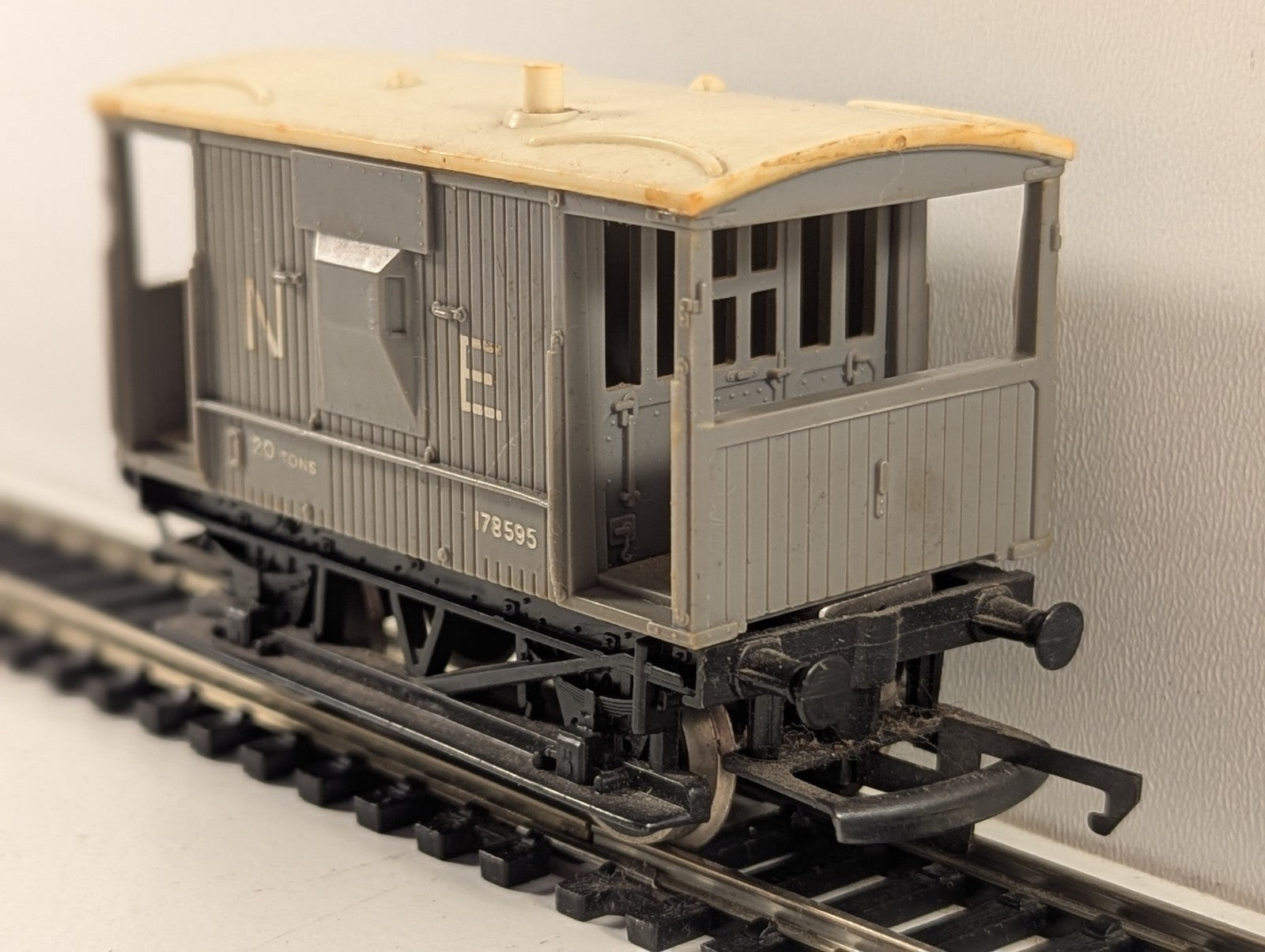 Hornby Railways R215 OO Gauge North Eastern Brake Van - Boxed