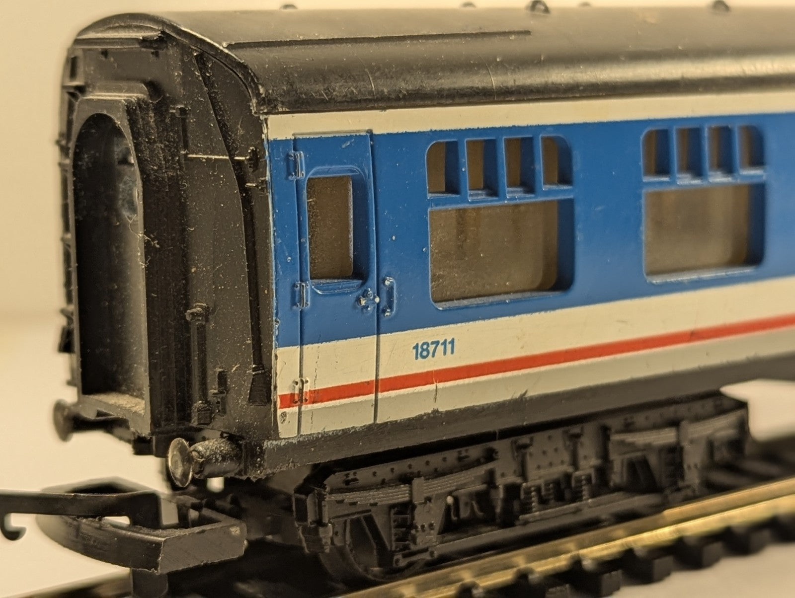 Lima OO Gauge BR Mk1 Corridor Coach Passenger Coach 18711 Network South East