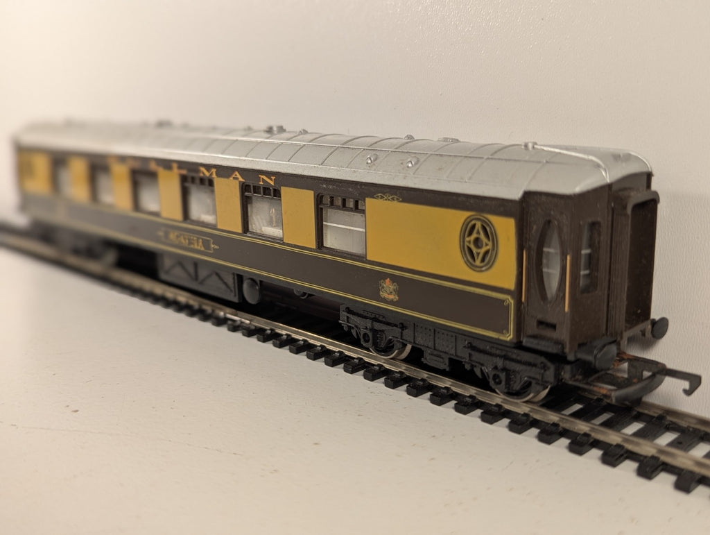 Hornby R223 OO Gauge Pullman First Class Parlour Car "Agatha"
