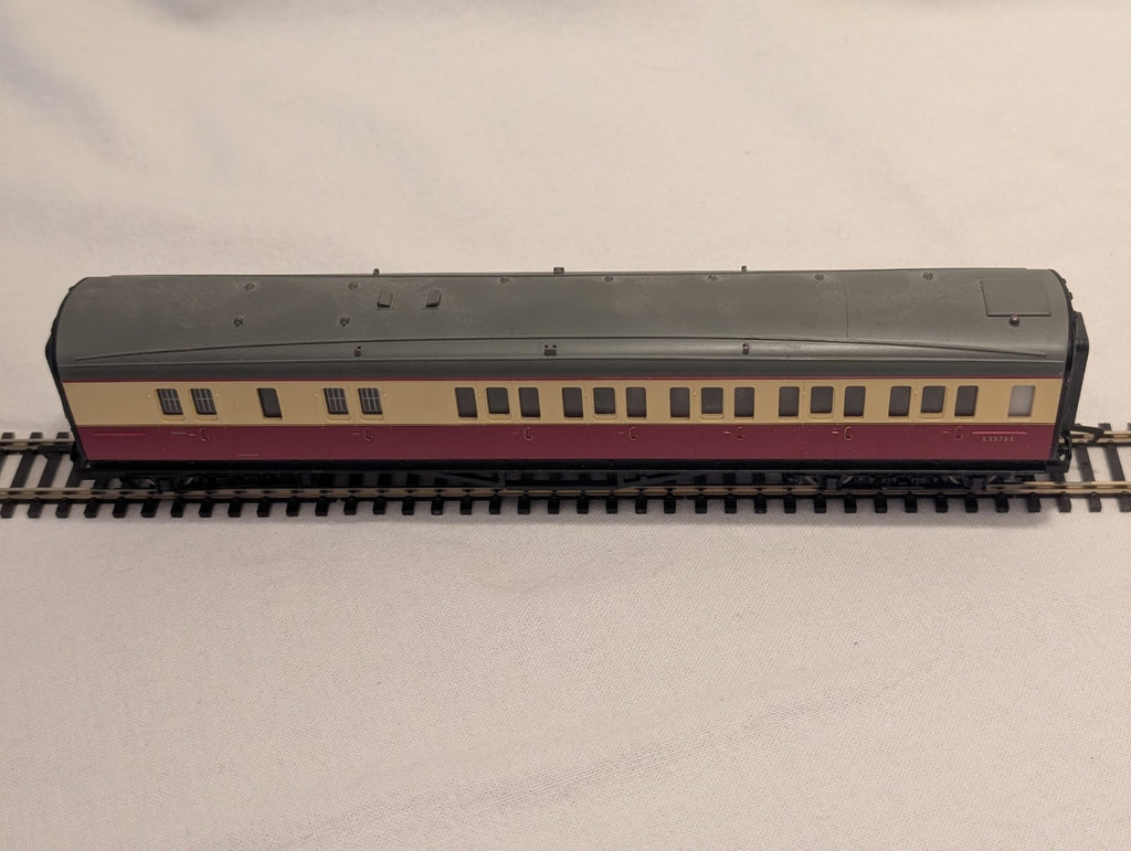 Hornby R4270 BR Maunsell Third Class Brake Coach S3573S – Crimson & Cream