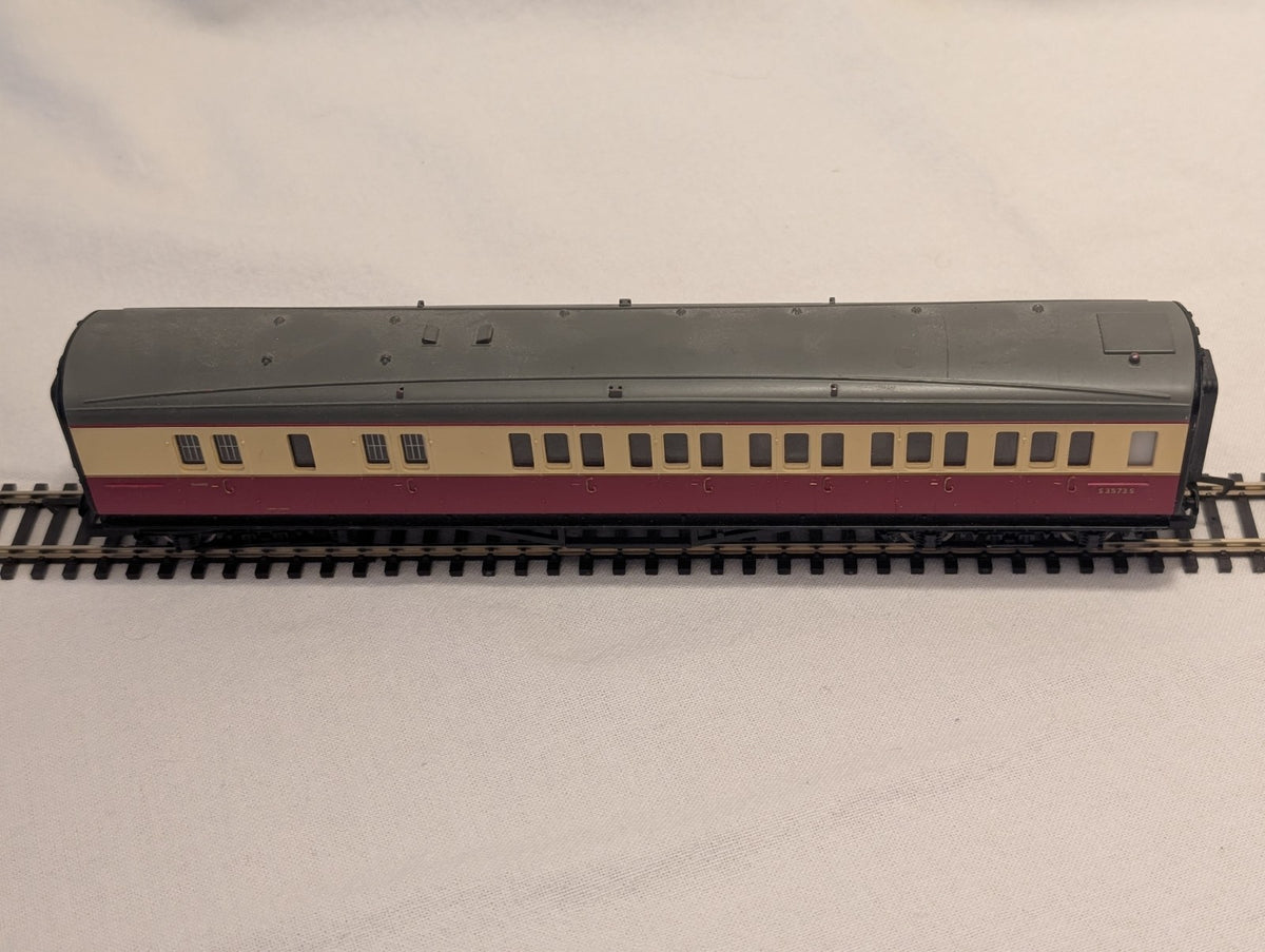 Hornby R4270 BR Maunsell Third Class Brake Coach S3573S – Crimson & Cream
