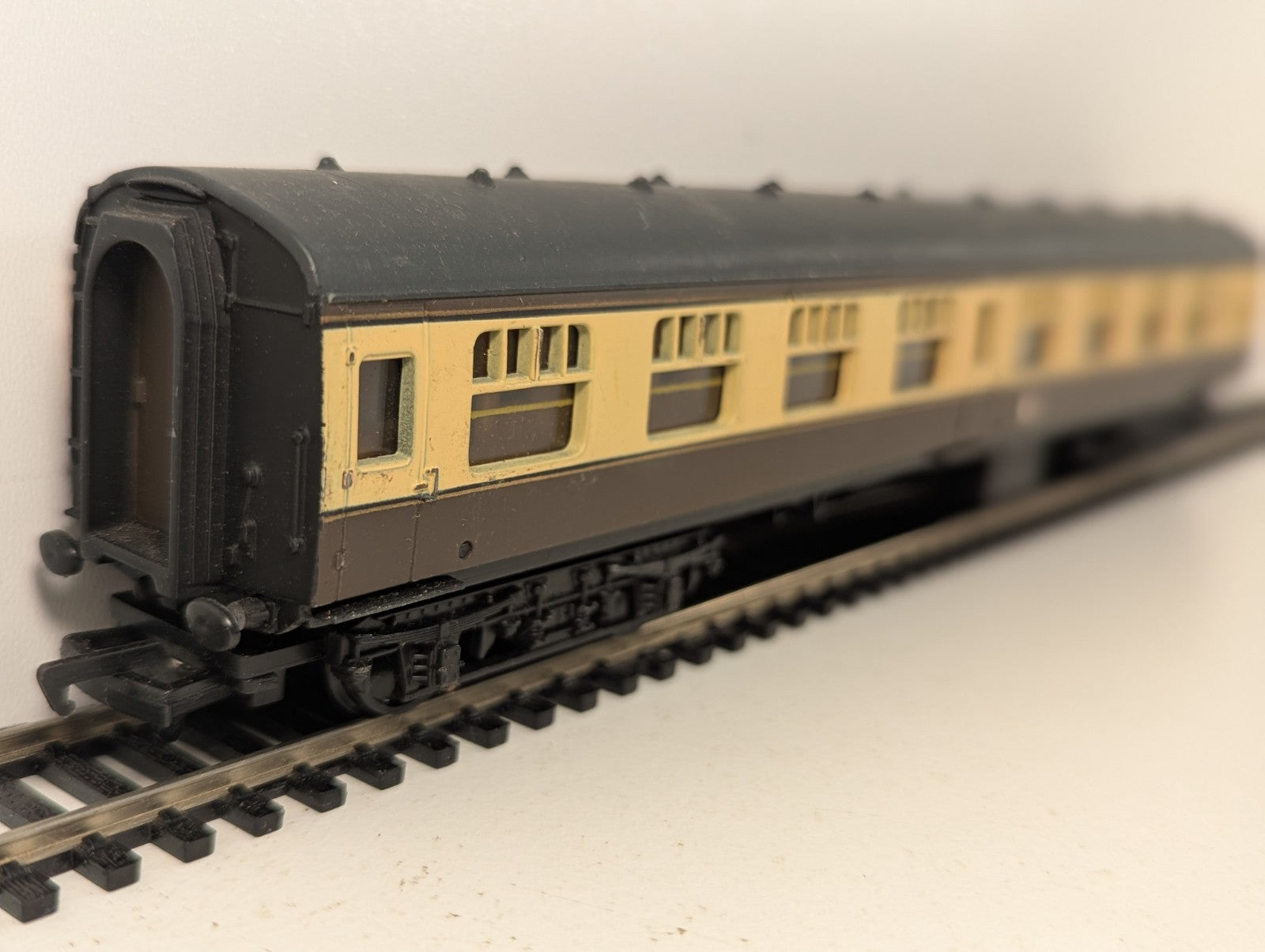 Mainline 37-105 BR Mk1 Second Corridor Coach Chocolate & Cream OO Gauge