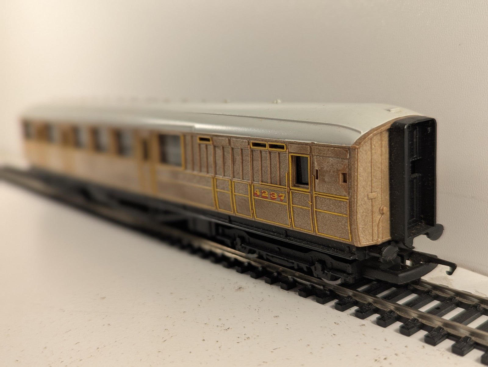 Hornby OO Gauge LNER Gresley Brake Coach Passenger Coach 4237 LNER Teak R477