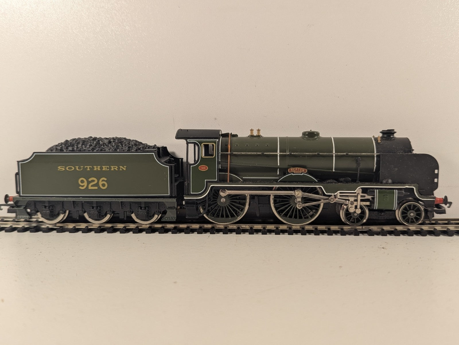 Hornby OO Gauge S.R. Schools Class V 'Repton' Steam Locomotive 926