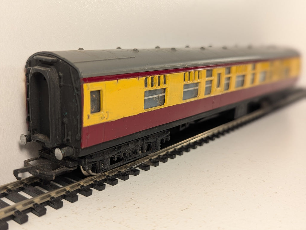 Tri-ang OO Gauge Short Mk1 Coach Passenger Coach Repainted Crimson and Cream