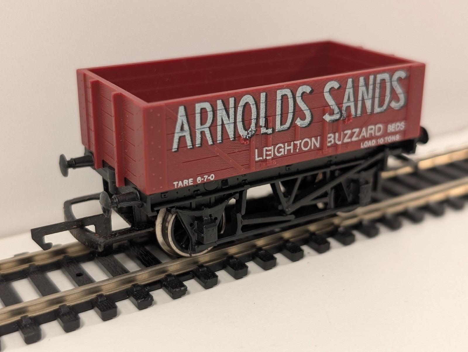 Hornby OO Gauge 5 Plank Wagon – “Arnolds Sands” Livery