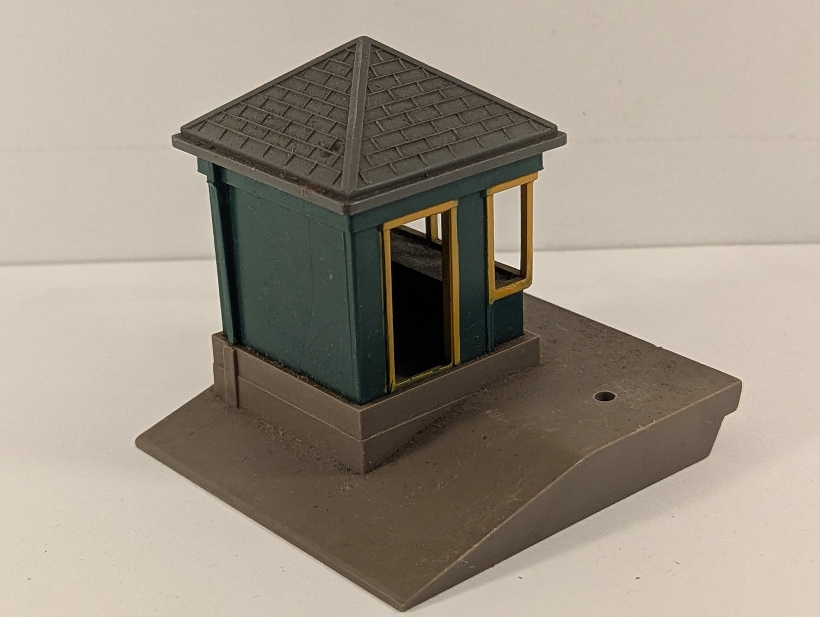 Tri-ang OO Gauge Gatekeeper's Hut Building Green and Yellow R72