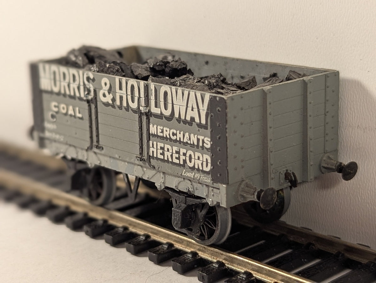 Hornby OO Gauge 7 Plank Coal Wagon 'Morris & Holloway' Goods Wagon R6373