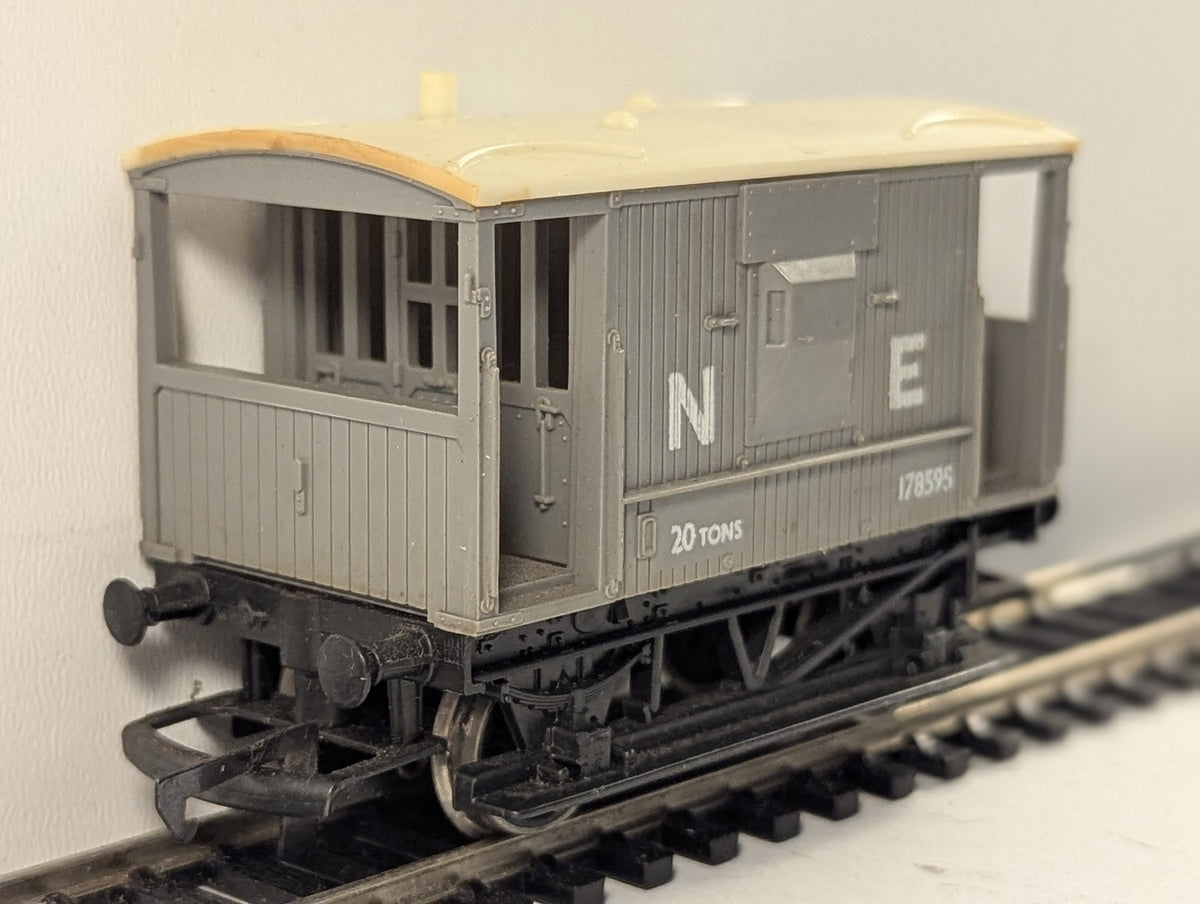 Hornby OO Gauge LNER 20 Ton Brake Van 178595 LNER Grey R124
