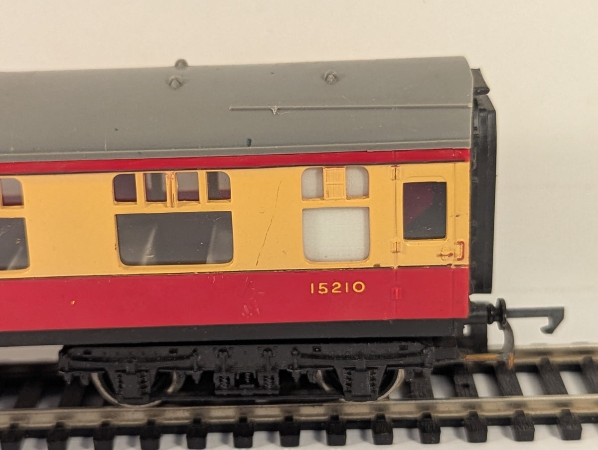 Tri-ang R626 BR Mk1 Composite Corridor Coach No. 15210 - Crimson & Cream