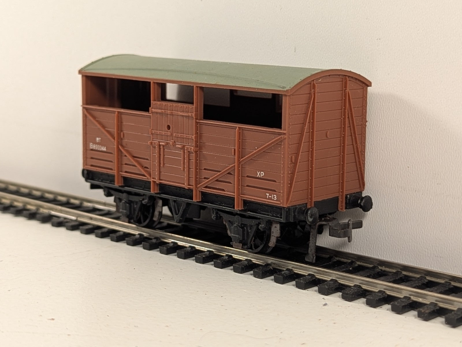 Hornby Dublo 32021 OO Gauge BR Brown 8-Ton Cattle Wagon - Boxed