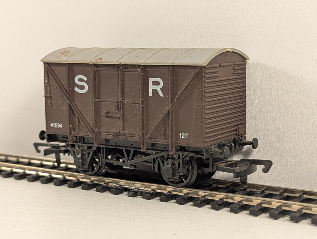 Dapol OO Gauge Southern Railway 12 Ton Van SR - Wrong Box