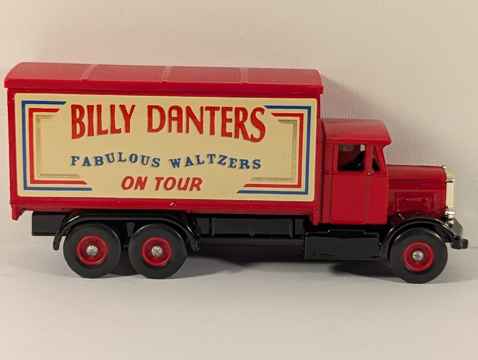 Lledo “Days Gone” Scammell 6-Wheeler – Billy Danter’s Fabulous Waltzers