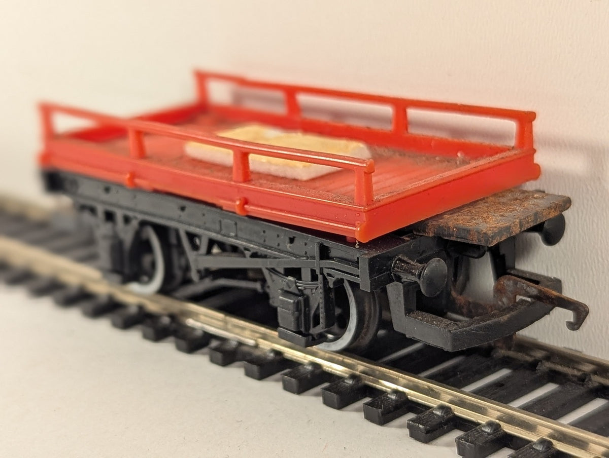Hornby OO Gauge Low Sided Wagon Goods Wagon Red and Black