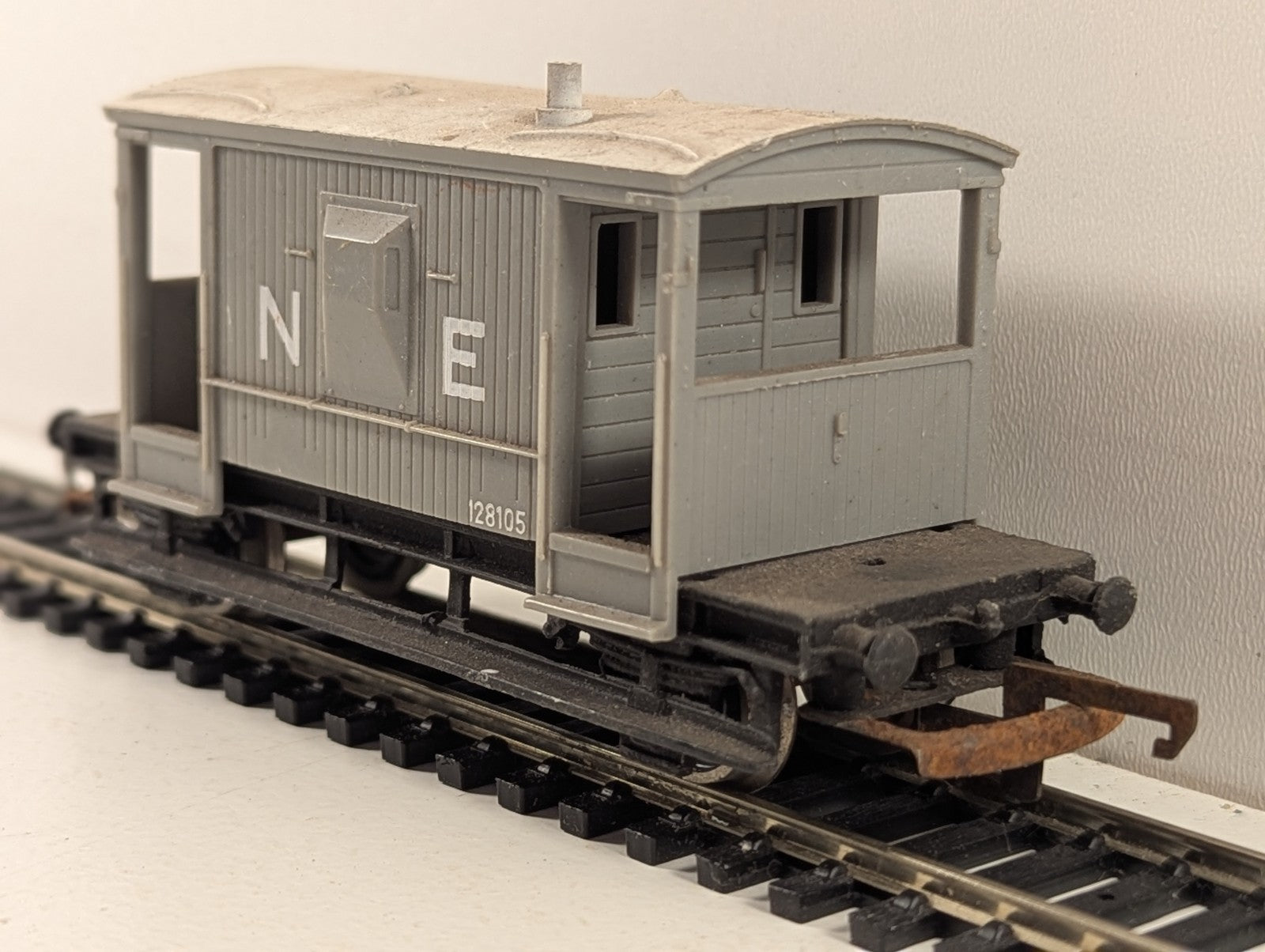 Wrenn OO Gauge NE 20 Ton Brake Van 128105 NE Grey W5005