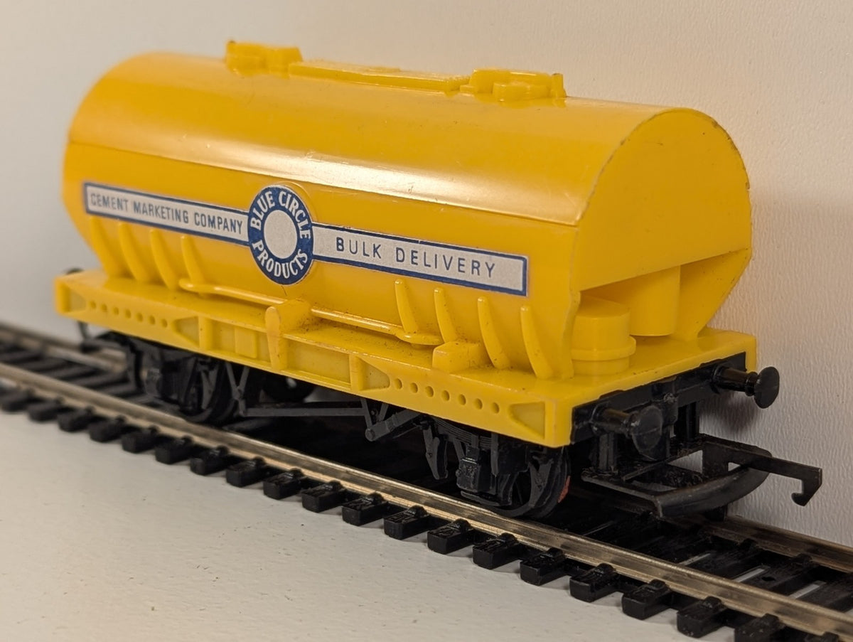 Hornby R564 / Tri-ang OO Gauge PCV Cemflo Cement Wagon – Blue Circle (Yellow)