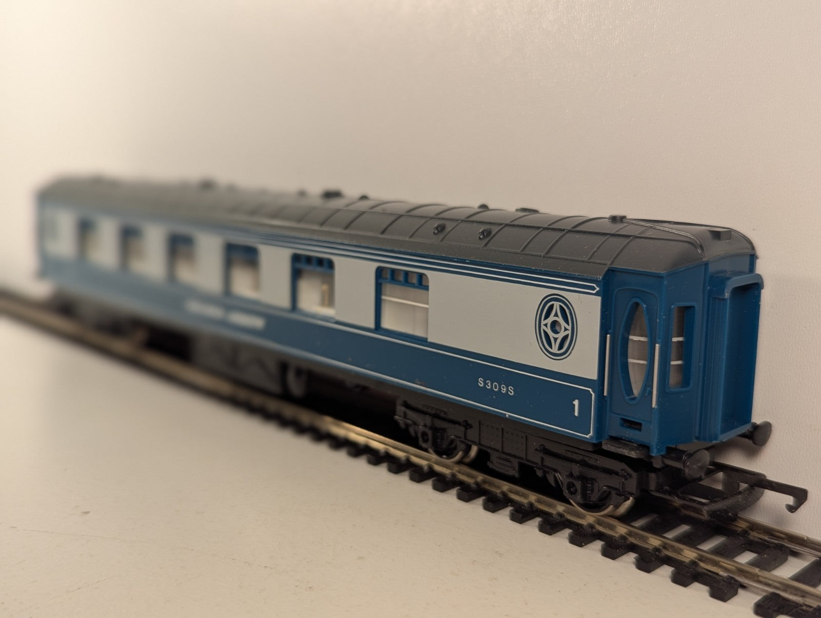 Hornby OO Gauge Pullman Golden Arrow Passenger Coach S309S