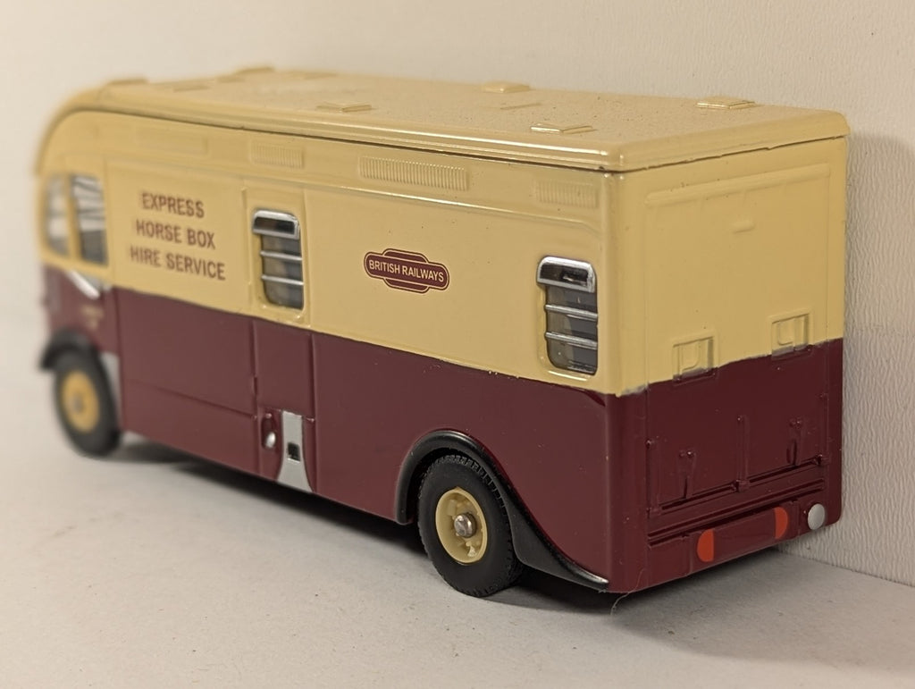 Corgi 1:76 Scale Harrington Horsebox Road Vehicle 1420 D M