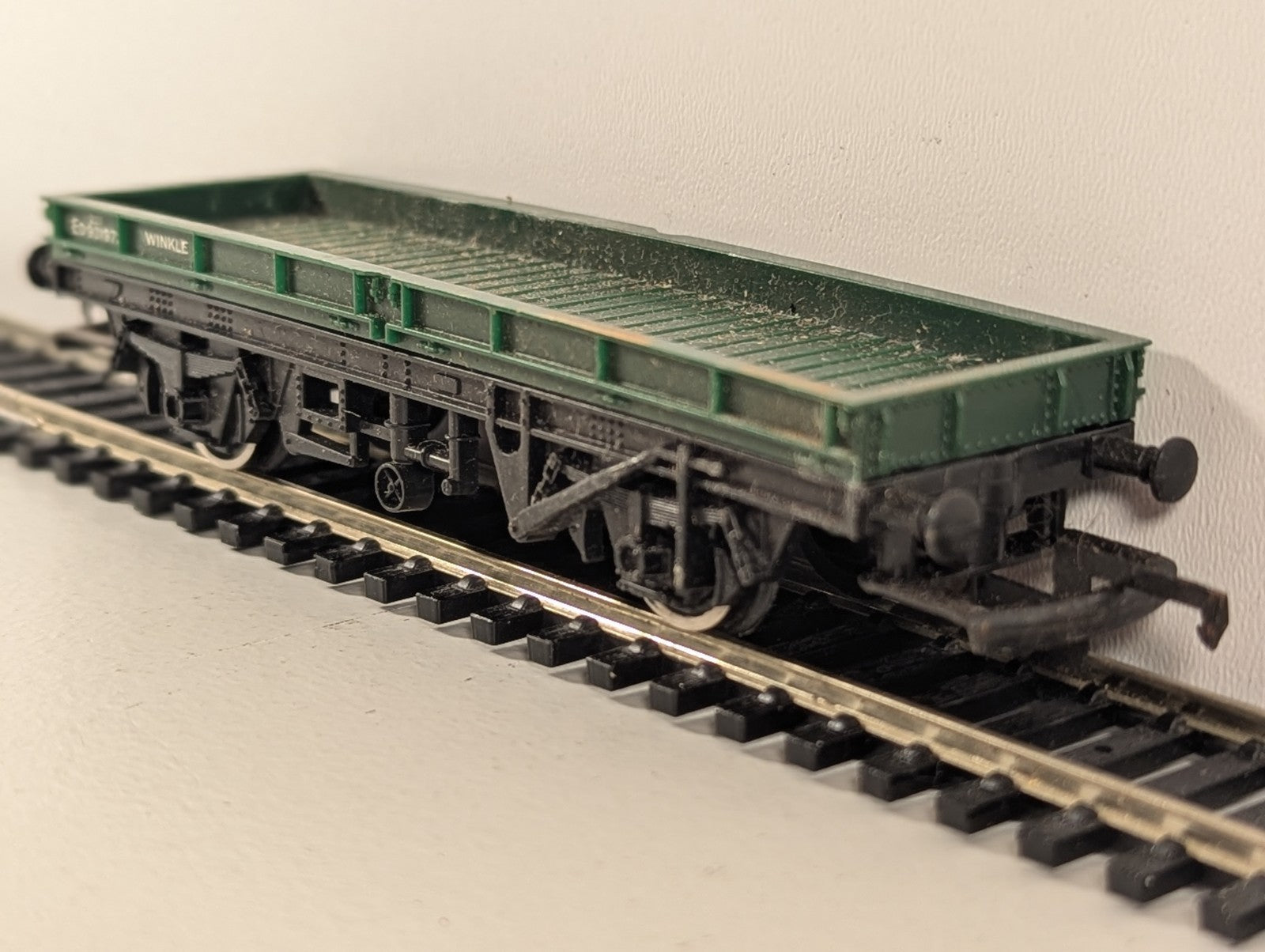 Hornby R019 OO Gauge Plate Wagon with Load – ED931972