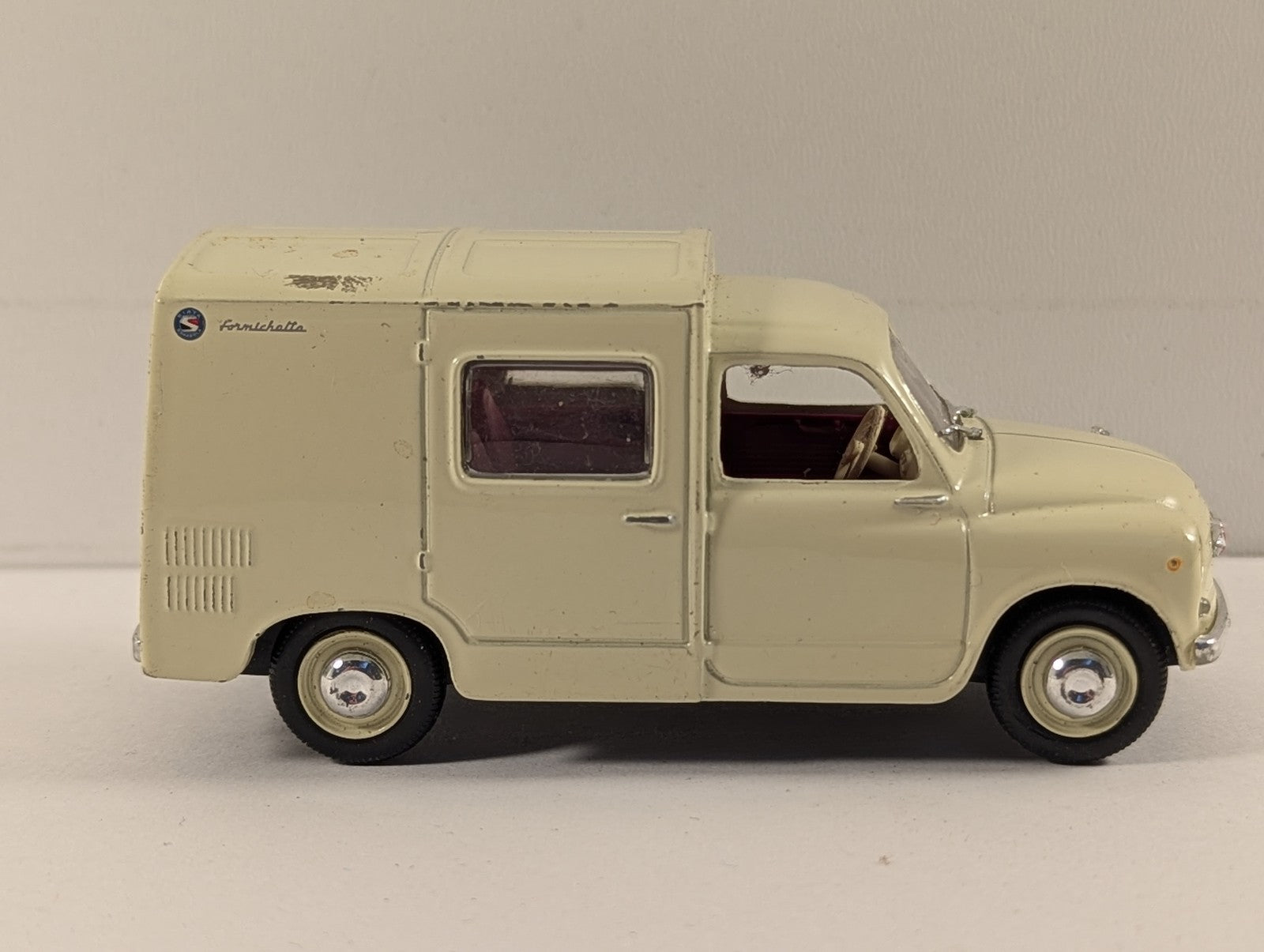 Solido 1:43 Siata Formichetta 1964 Die-cast Vehicle T 36403 Cream